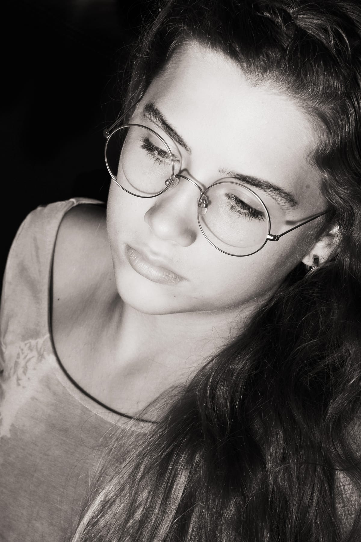 Junge Frau mit Brille, Schwarzweiß