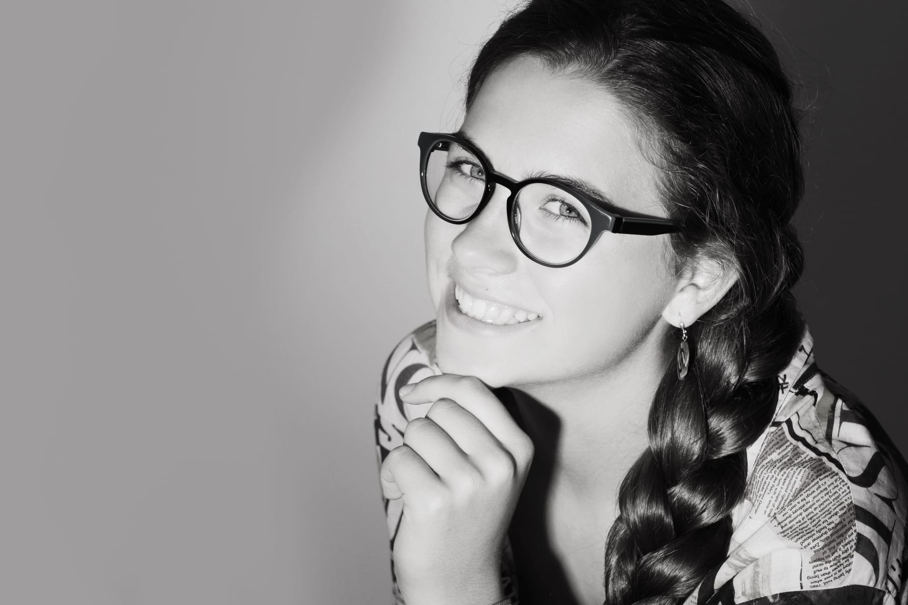 Junge Frau mit Brille und geflochtenem Haar, Schwarzweiß